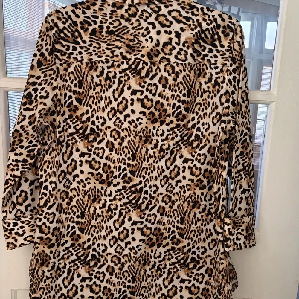 Chico's nwt non iron  Leopard Print Button-Up Top - Picture 3 of 4